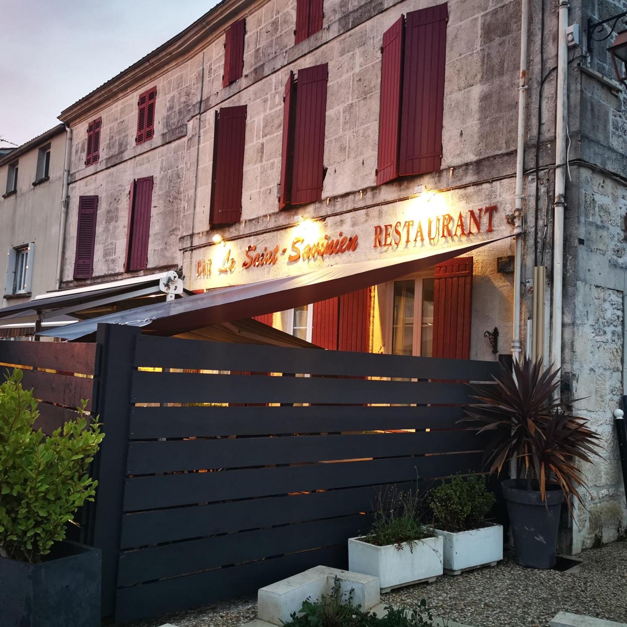 Logis Hotel & Restaurant Le Saint Savinien Eksteriør bilde